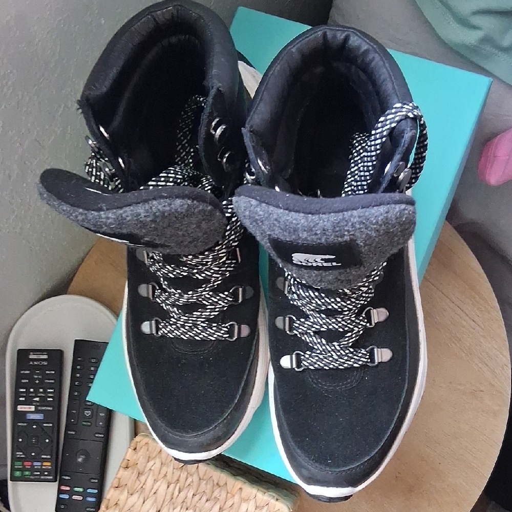 Sorel Black and Gray Snow Boots - Picture 5 of 10